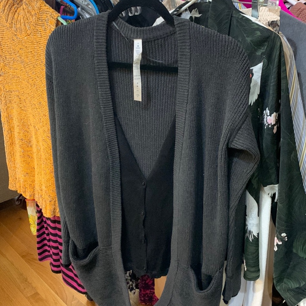 lululemon Gray and Black Vestigan size 6